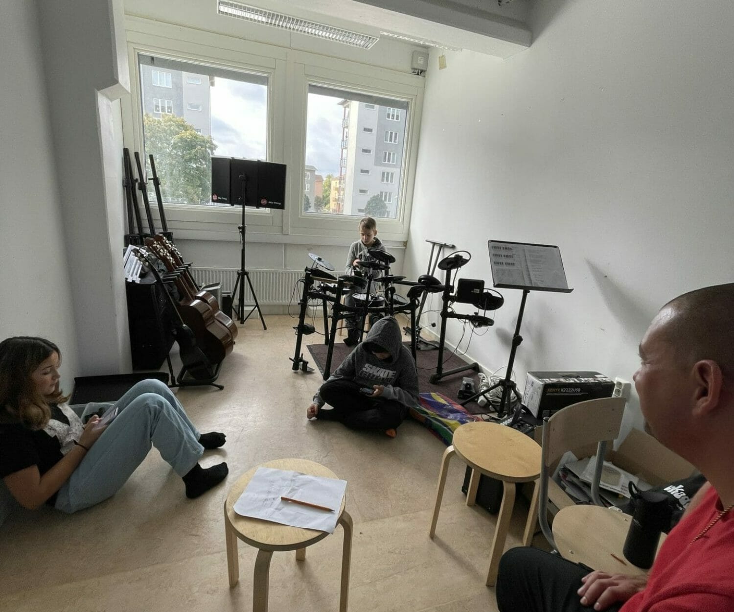 Alex jassim klassrum elever musik Entréskolan