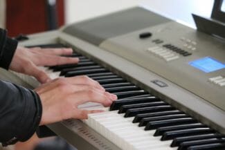 Spelar piano