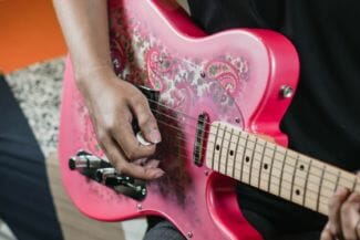 Spelar gitarr