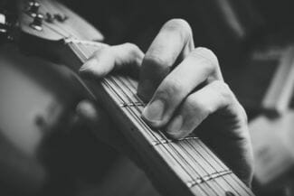 Spelar guitarr