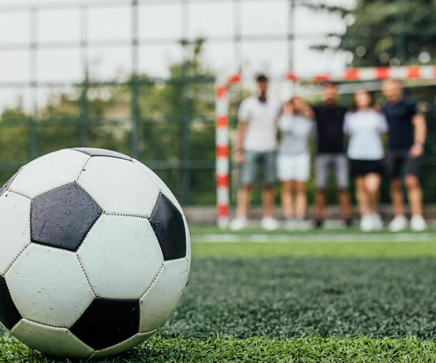 Fotboll och barn som står i mål