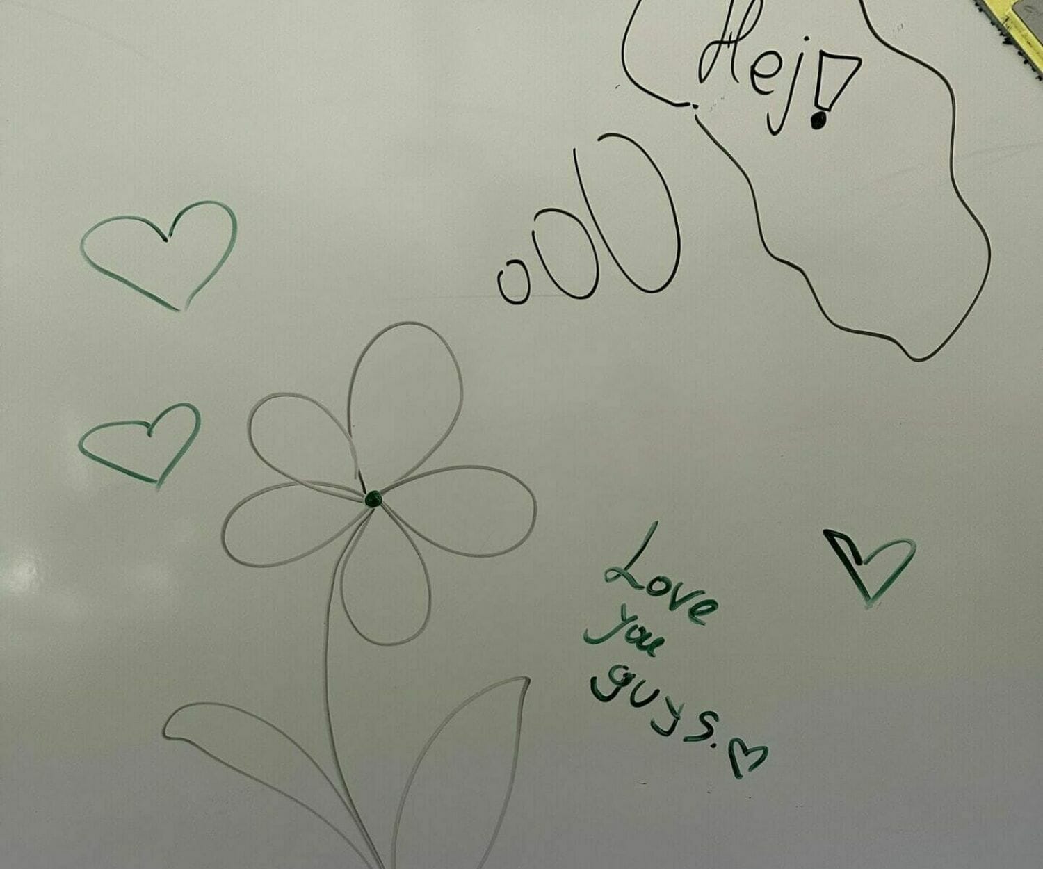 En teckning av en blomma med hjärtan