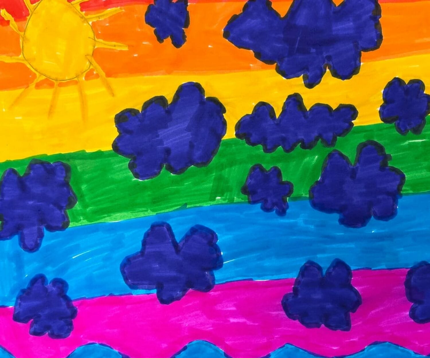 Teckning av en regnbågsfärgad himmel med blåa måln